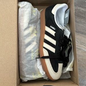 adidas
Samba "Black/White" sneakers

Size
9 US